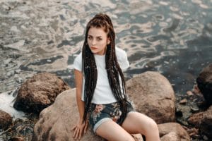 Junge Frau mit Dreadlocks