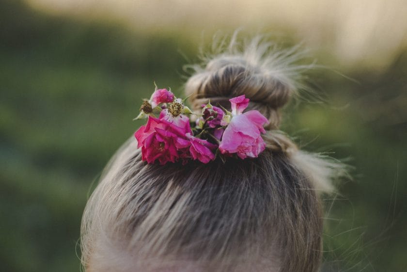 Dutt Frisur mit Blumen in den Haaren