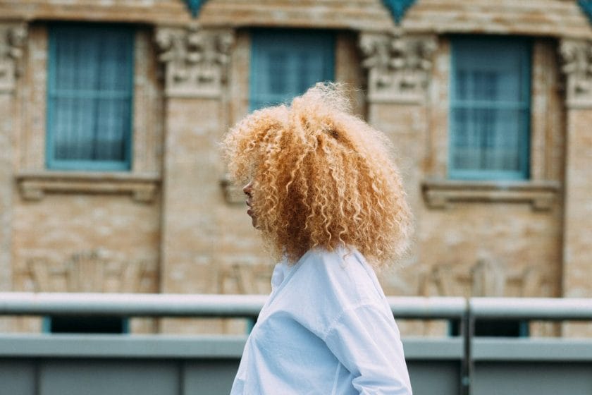 Gelbstich aus blondem Haar entfernen